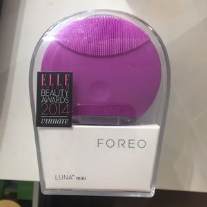 Cleanser brush delivers deep yet gentle results